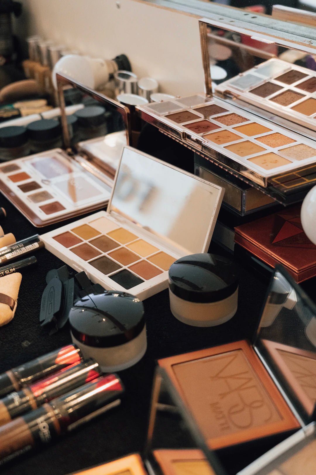 Ne Tombez Pas dans le Piège : Erreurs à Éviter avec le Fond de Teint - Hailey Beauty