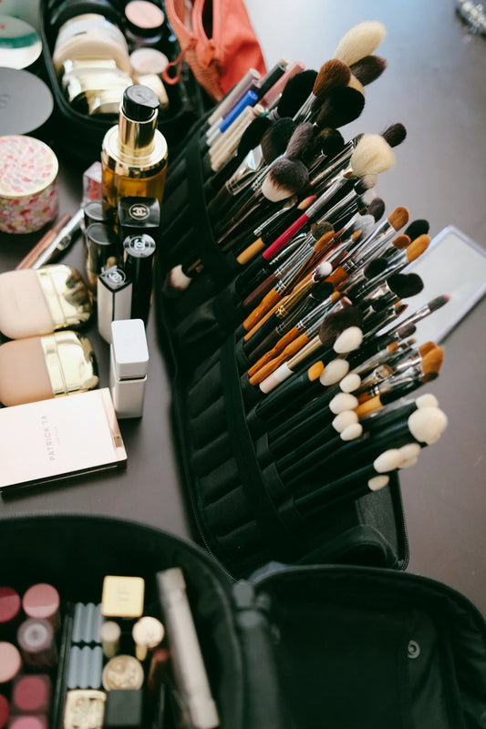 Les Accessoires Incontournables pour Votre Fond de Teint Adaptable