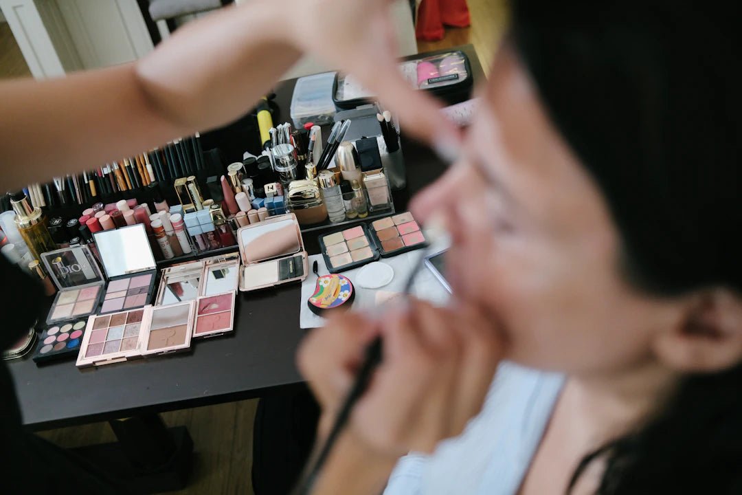 Réduire la Brillance avec un Fond de Teint Adaptable - Hailey Beauty