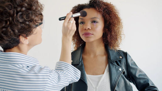 Révision des techniques de contouring avec fond de teint adaptable - Hailey Beauty